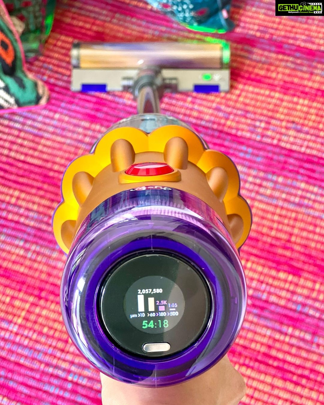 Diana Penty Instagram - I’m a stickler for cleanliness…part germaphobe even…a hater of dirt. So to be able to actually see minute dust particles and then watch the Dyson V12 make them disappear, is SO satisfying! (PHEW!!) Partner in ̷c̷r̷i̷m̷e̷ cleaning! ;) #Adulting @dyson_india #Dyson #DysonIndia #DysonHome #Gifted