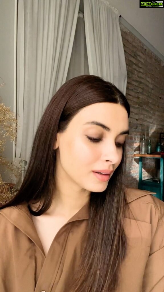 Diana Penty Instagram - Game face on, with all my favourites from @esteelauderin 🥰 Let me know what you think of my easy breezy day look in the comments below! #makeup #daylook #makeupoftheday #makeuplife #esteeindia #esteelauder