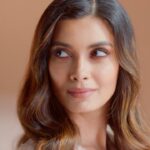 Diana Penty Instagram - Behind your beauty is confidence. Indulge into flawless beauty with our number one foundation, #DoubleWear Stay-in-Place for ✨ Flawless matte finish ✨ 24-hour wear ✨ Oil and shine control ✨ Transfer resistant ✨ Sweat and humidity proof ✨ 50+ shades for every Indian woman Log in to www.esteelauder.in to get your flawless matte fix today 💫