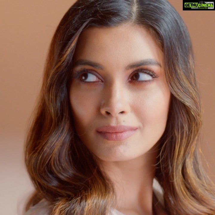Diana Penty Instagram - Behind your beauty is confidence. Indulge into flawless beauty with our number one foundation, #DoubleWear Stay-in-Place for ✨ Flawless matte finish ✨ 24-hour wear ✨ Oil and shine control ✨ Transfer resistant ✨ Sweat and humidity proof ✨ 50+ shades for every Indian woman Log in to www.esteelauder.in to get your flawless matte fix today 💫