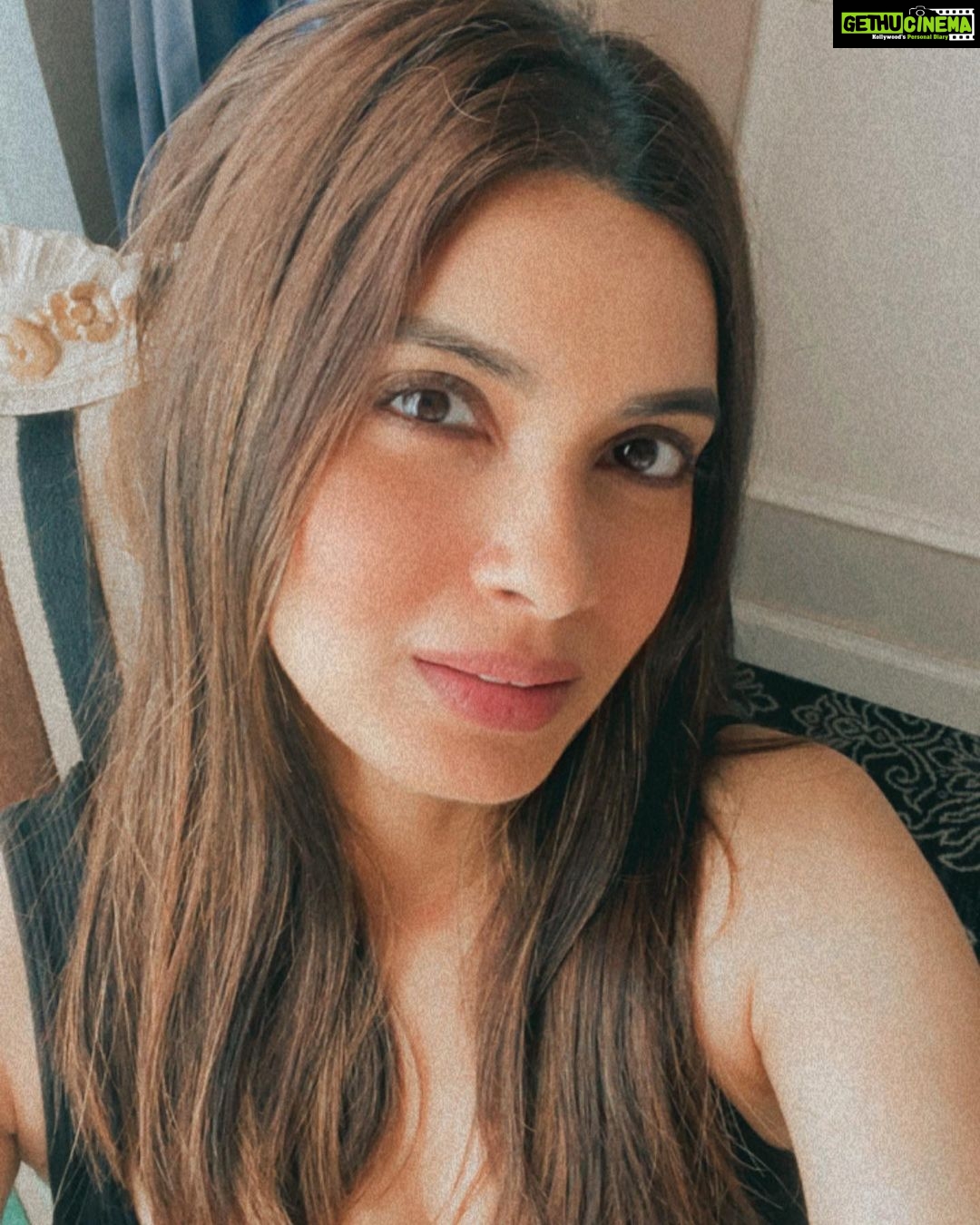 Diana Penty Instagram - Messy hair, don’t care 🤷♀️ Cos it’s a new day, a new year, another chance…to be good, to be kind, to make it count! #HappyNewYear 2022 🤗❤️
