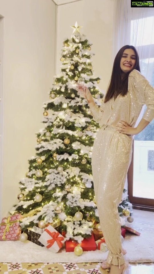 Diana Penty Instagram - ‘Tis the season to be jolly 🎄 Merry Christmas everyone 🥰