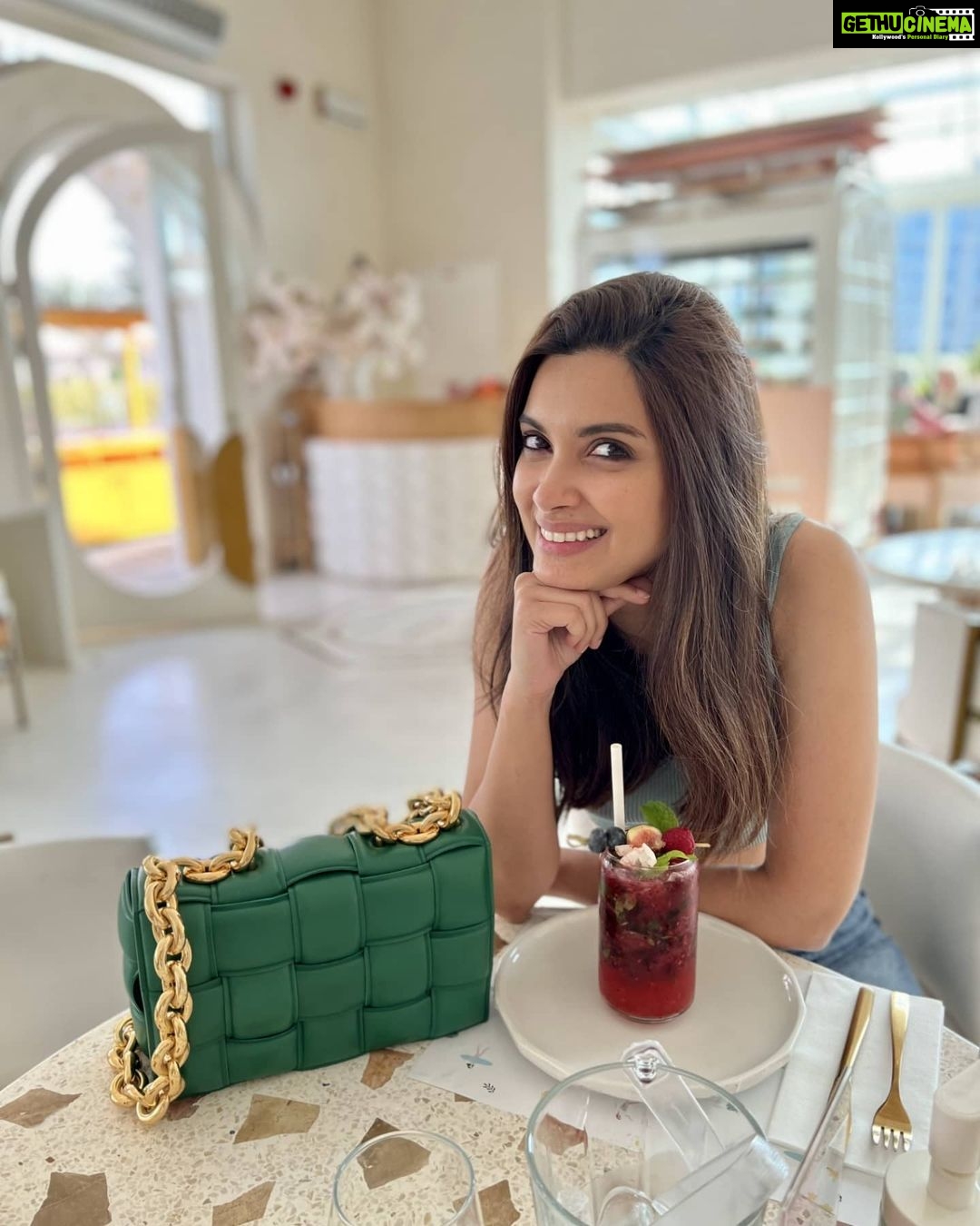 Diana Penty Instagram - Pretty sure I am the prop for this drink 🍹