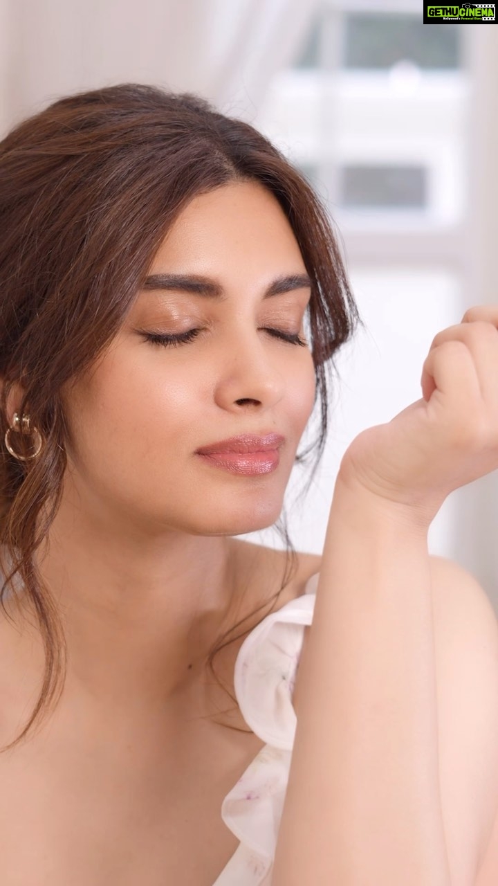 Diana Penty Instagram - BLOOMing with this premium, long lasting fragrance from Renee. @reneeofficial Go check it out on www.reneecosmetics.in Use code DIANA10 to get 10% off #ReneeEveryday #ReneeCosmetics #Bloom #Perfume #LongLastingPerfume #EDP