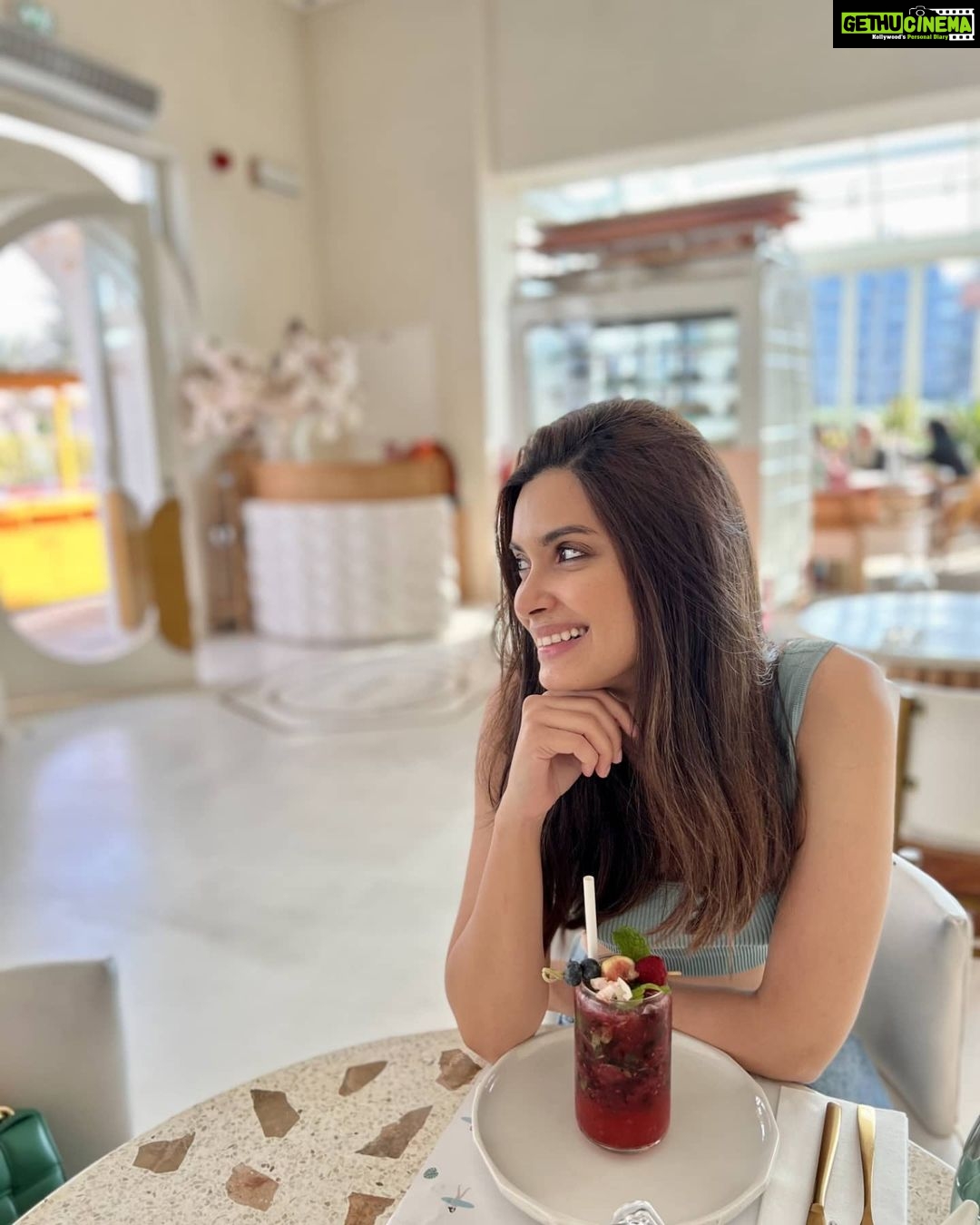 Diana Penty Instagram - Pretty sure I am the prop for this drink 🍹
