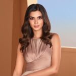 Diana Penty Instagram - Behind your beauty is confidence. Treat yourself with our number one #DoubleWear Stay-in-Place foundation for ✨ Flawless matte finish ✨ 24-hour wear ✨ Oil and shine control ✨ Transfer resistant makeup ✨ Sweat and humidity proof ✨ 50+ shades for every Indian woman What’s more? log on to www.esteelauder.in to avail exciting offers 💞 ✨Pick your deluxe sample on purchase of ₹1,800 and above ✨Get a full-size lip product on purchase of ₹3,600 and above. ✨Receive a beauty sponge on all foundation orders #beauty #makeup #esteelauder