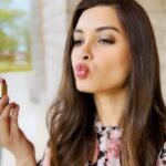 Diana Penty Instagram - Monday blues? Slap on a little lipstick and go, go, go! #MondayMotivation 💄 : ‘Raw Edge’ #PureColorEnvy @esteelauder @esteelauderin