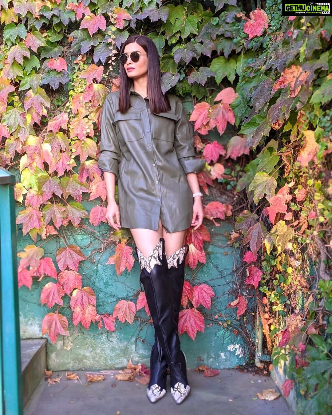 Diana Penty Instagram - My favorite colour is 🍁🍂