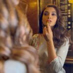 Diana Penty Instagram - #EsteeModel @dianapenty does the #ElevatorChallenge with a splash of panache and a pop of #PureColorEnvy Sculpting Lipstick in the shade Dynamic 💞 Celebrate #DiwaliTogether ✨ Accept Diana’s #ElevatorChallange and stand a chance to win an exclusive hamper 💖 Don’t forget to tag us 💫 Head over to @mynykaa to shop for our exclusive festive beauty sets and avail exciting offers 💞