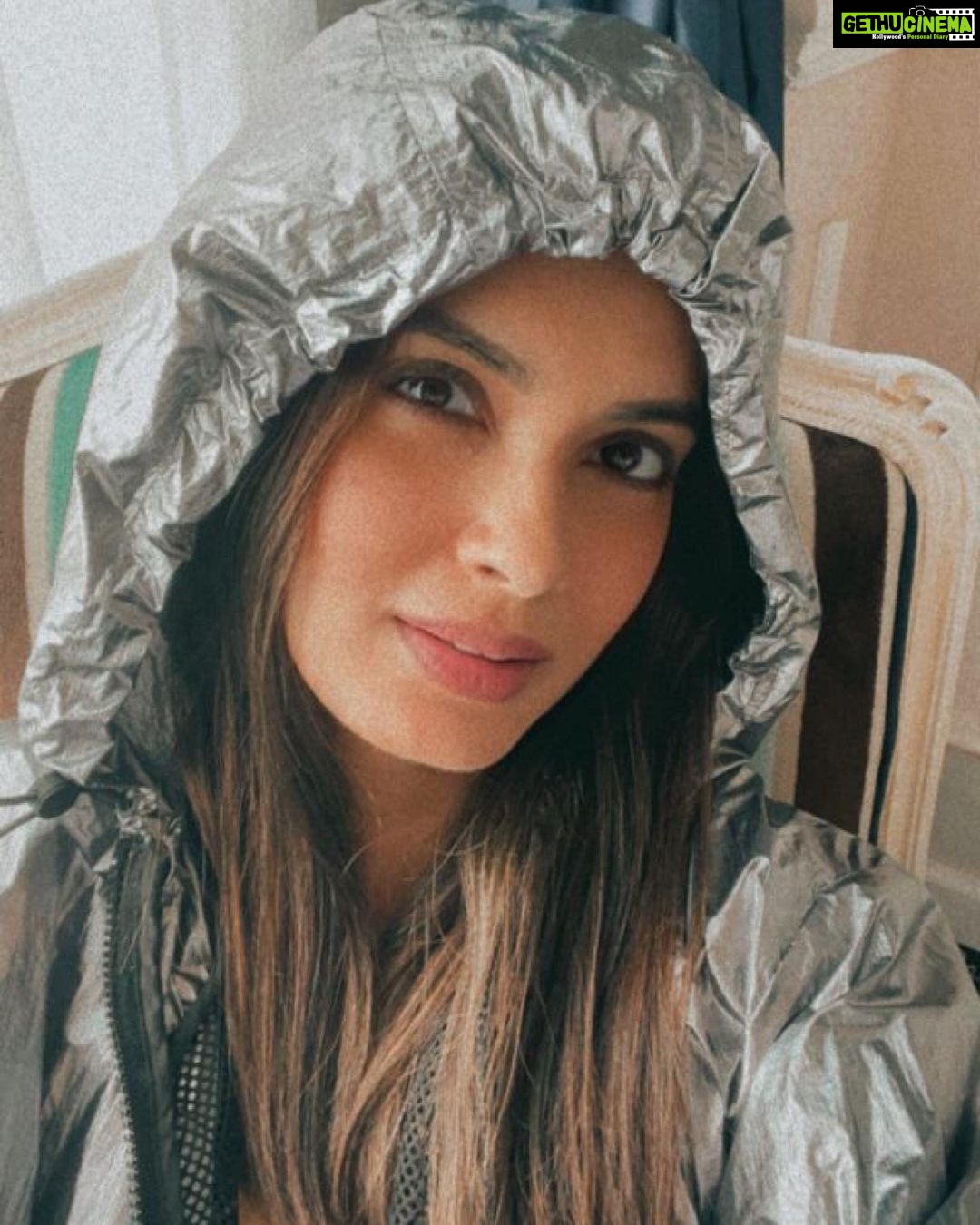 Diana Penty Instagram - All good under the hood 😬