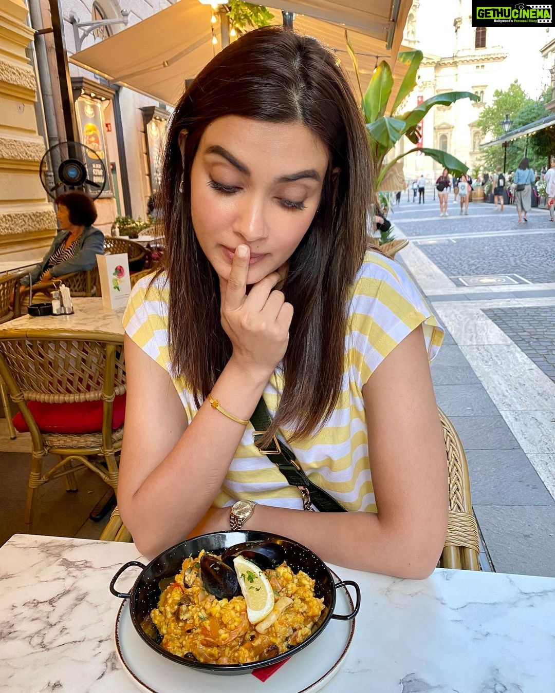 Diana Penty Instagram - Two of my favourite things… 🤤 & 😴