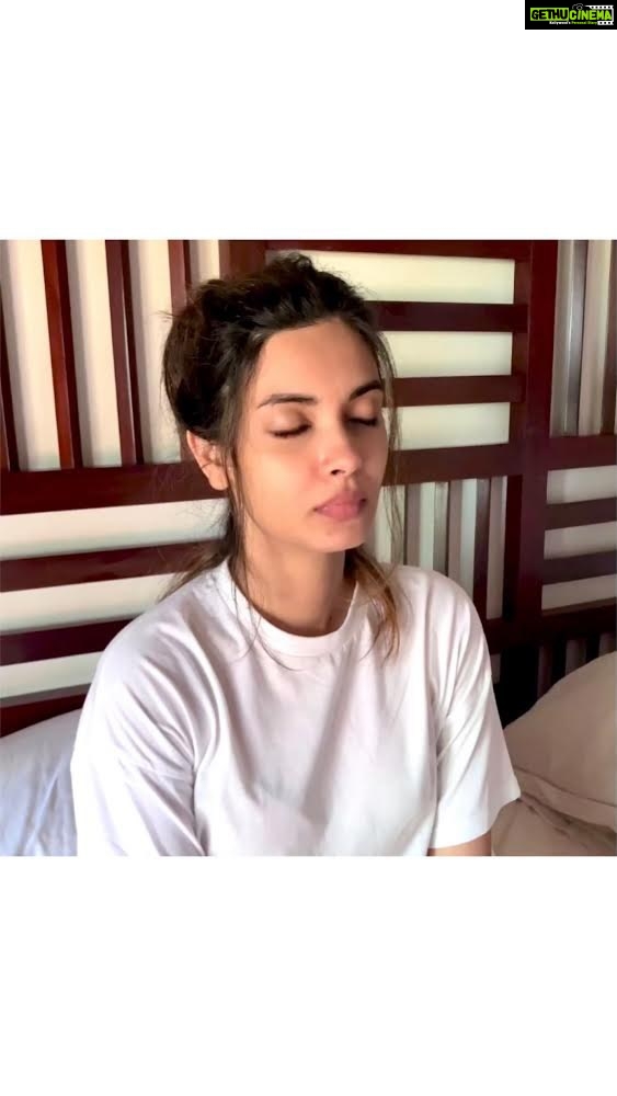 Diana Penty Instagram - I don't want to process today... #SystemCrashed #MondayBlues 😩