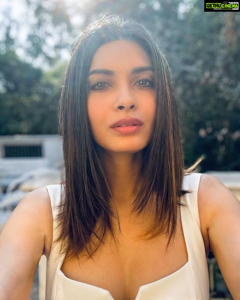 Diana Penty Instagram - Imagine all the good that can happen today... #Manifesting ✨