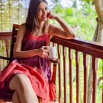 Diana Penty Instagram - I run on sunshine and some tea ☀️☕️ #TeaWithD P.S. Sending everyone virtual hugs and positivity. Mask up and stay safe.