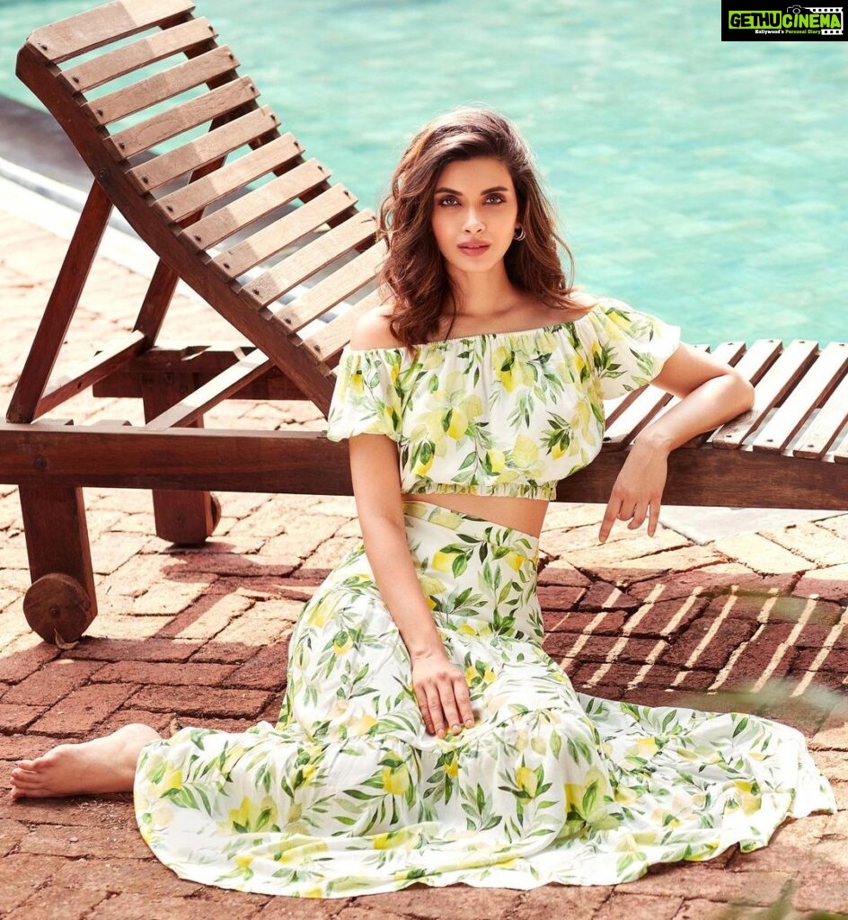 Diana Penty Instagram - Currently sitting at home, eyeing @forevernew_india’s new collection. Can’t wait to get my hands on these summer ready prints and easy going styles ✨ Visit their handle for more deets ♥️