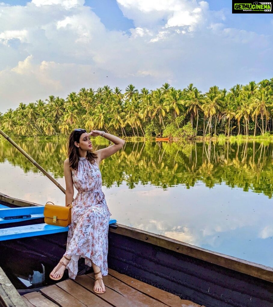 Diana Penty Instagram - It was a-boat time I got to the lake 😉 Outfit: @forevernew_india Trivandrum, Kerala
