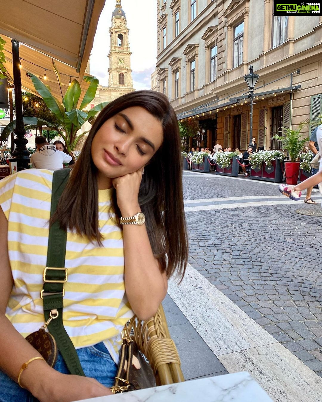 Diana Penty Instagram - Two of my favourite things… 🤤 & 😴
