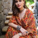 Diana Penty Instagram - When the weather starts to burn, I turn to the kaftan salwar! 🧡 Outfit: @drishtizahabia Jewellery: @koharbykanika Styled by: @namitaalexander MUAH: @gpkritikos Juttis: @fizzygoblet