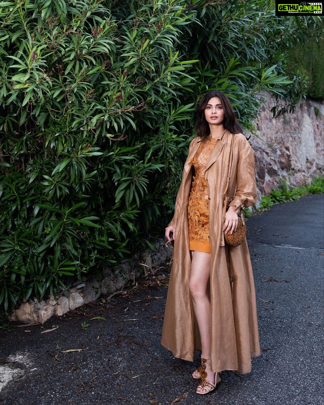 Diana Penty Instagram - My last day on the French Riviera, in @albertaferretti 😍 Au revoir Cannes…until we meet again ❤️ Full look: @albertaferretti Stylist: @namitaalexander Style team: @thanishqkokare Make Up/Hair: @shraddhamishra8 Photographer: @eastmancolourr Videographer: @amitsingh.dop, @shakeelbinafzal #GreyGoose #ViveLeVoyage @festivaldecannes, @greygoose @fetch_india Cannes, France