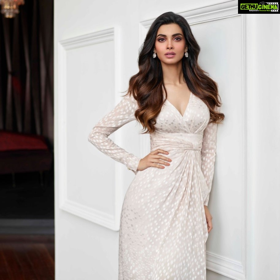 Diana Penty Instagram - Hello ladies! This International Women’s Day, I’m ever so grateful to be surrounded by the most empowering women, who have inspired me to be the best version of myself. Forever New, in its latest campaign, ‘Forever Grateful’, embodies this message so perfectly, by celebrating women across the globe. Follow @forevernew_india for some special offers for you all!