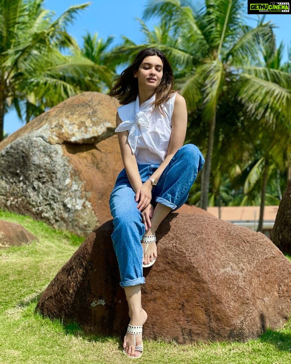 Diana Penty Instagram - Chillin’🌴🪨 ☺️ #DayOff 📸: @gpkritikos