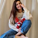 Diana Penty Instagram - Tis the season to wear u̶g̶l̶y̶ sweaters #SweaterWeather #UglySweaterDay