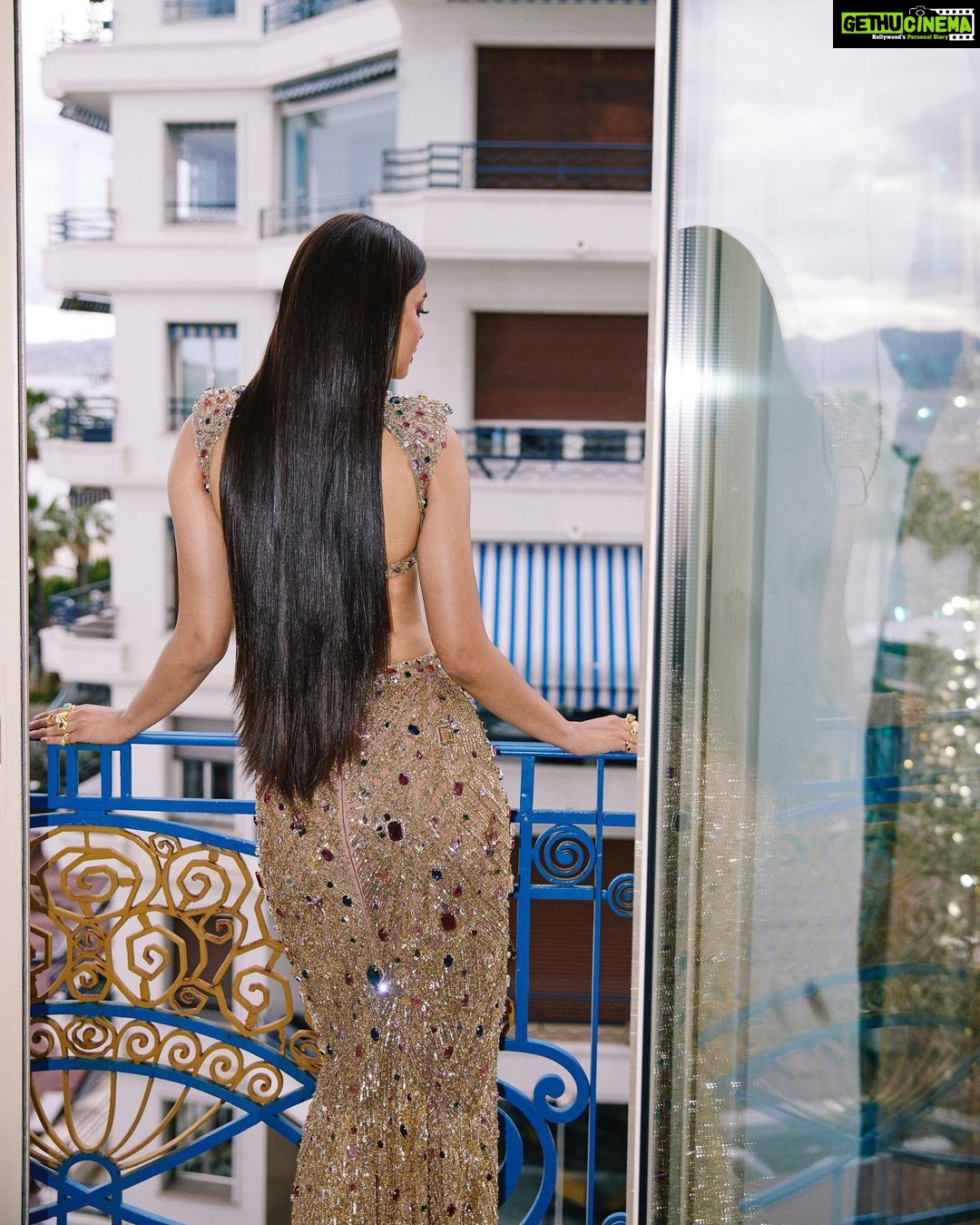 Diana Penty Instagram - All that glitters…✨💫 #Cannes2023 Outfit: @falgunishanepeacockindia Earrings: @viangevintage Rings: @zariinjewelry @vblitzcommunications MUAH: @shraddhamishra8 Creative Design Director & Stylist: @namitaalexander Photographer: @eastmancolourr @wilsonballarin Videographer: @amitsingh.dop @shakeelbinafzal #GreyGoose #ViveLeVoyage @GreyGoose @fetch_india Cannes, France
