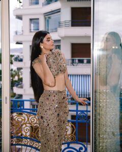 Diana Penty Instagram - All that glitters…✨💫 #Cannes2023 Outfit: @falgunishanepeacockindia Earrings: @viangevintage Rings: @zariinjewelry @vblitzcommunications MUAH: @shraddhamishra8 Creative Design Director & Stylist: @namitaalexander Photographer: @eastmancolourr @wilsonballarin Videographer: @amitsingh.dop @shakeelbinafzal #GreyGoose #ViveLeVoyage @GreyGoose @fetch_india Cannes, France