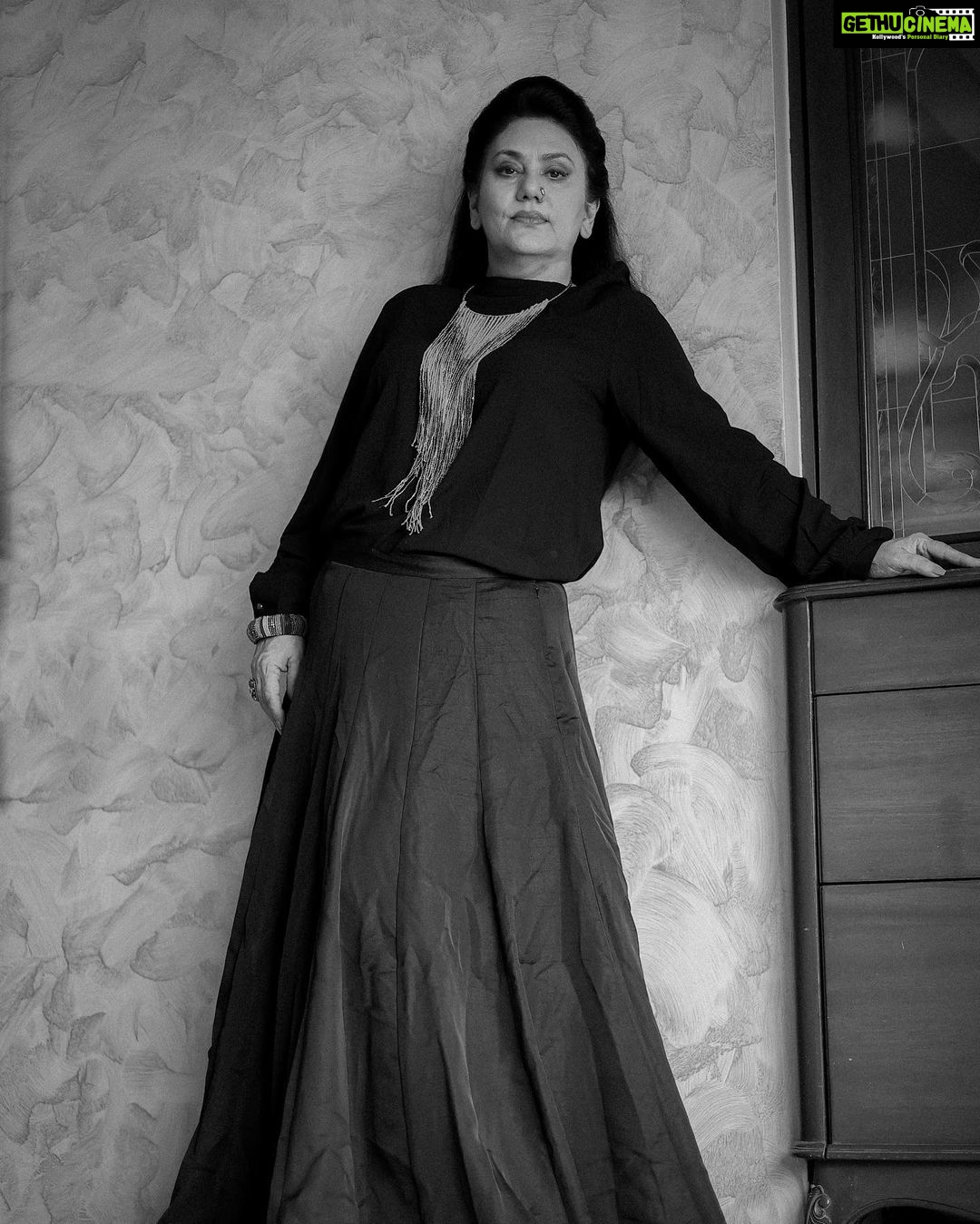 Dipika Chikhlia Instagram - Hello !!! The two sides of life . Have a good day :) #instagood #photography #photooftheday #instagram #picoftheday #fashion #beautiful #instadaily #mumbai #style #photo #happy #explore #reelitfeelit #reelofinstagram #reels #fashionreel #moodyreel #mumbaiinstagram #instagramreel #instareel#life #colours #makeup #dressing #pose #pic #instapost #dipika #dipikachikhlia