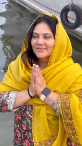 Dipika Chikhlia Instagram - Ganga ji ke kinare ……:) blessed and blessings to you all 🙏💕

#ganga #river #india #sanatandharma #instagood #photography #photooftheday #instagram #picoftheday #fashion #beautiful #instadaily #mumbai #style #photo #happy #explore #reelitfeelit #reelofinstagram #reels #fashionreel #moodyreel #mumbaiinstagram #instagramreel #instareel#dipikachikhliatopiwala
#Trendingreels  #viral 
#Viralvideo #dipikachikhlia