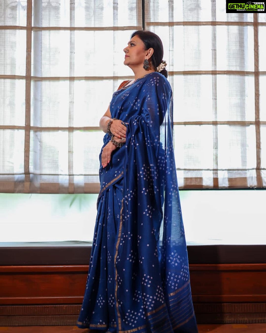Dipika Chikhlia Instagram - Drive the Monday blues away ….have a fabulous week ahead :) #instagood #photography #photooftheday #instagram #picoftheday #fashion #beautiful #instadaily #mumbai #style #photo #happy #explore #reelitfeelit #reelofinstagram #reels #fashionreel #moodyreel #mumbaiinstagram #instagramreel #instareel #saree #cotton #industry #tall #stand #newbeginnings