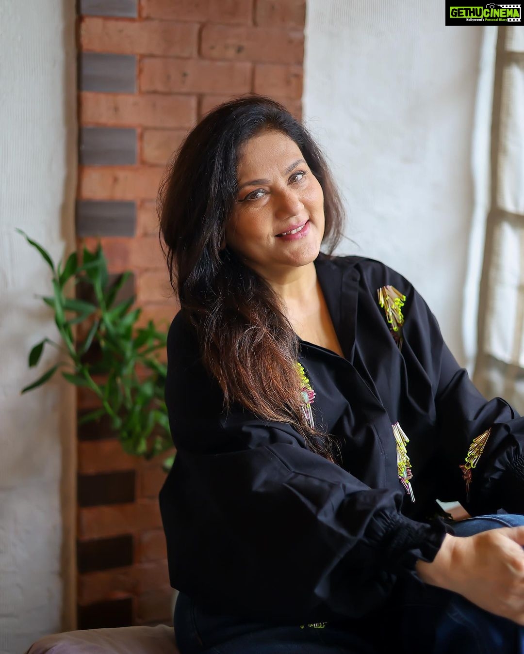 Dipika Chikhlia Instagram - Hello and good aftnoon :)) Smile completes your dressing :) keep smiling :) #instagood #photography #photooftheday #instagram #picoftheday #fashion #beautiful #instadaily #mumbai #style #photo #happy #explore #artistphotographs #indianartist#black #blackshirt #pose #moveon #colours #smile #complete