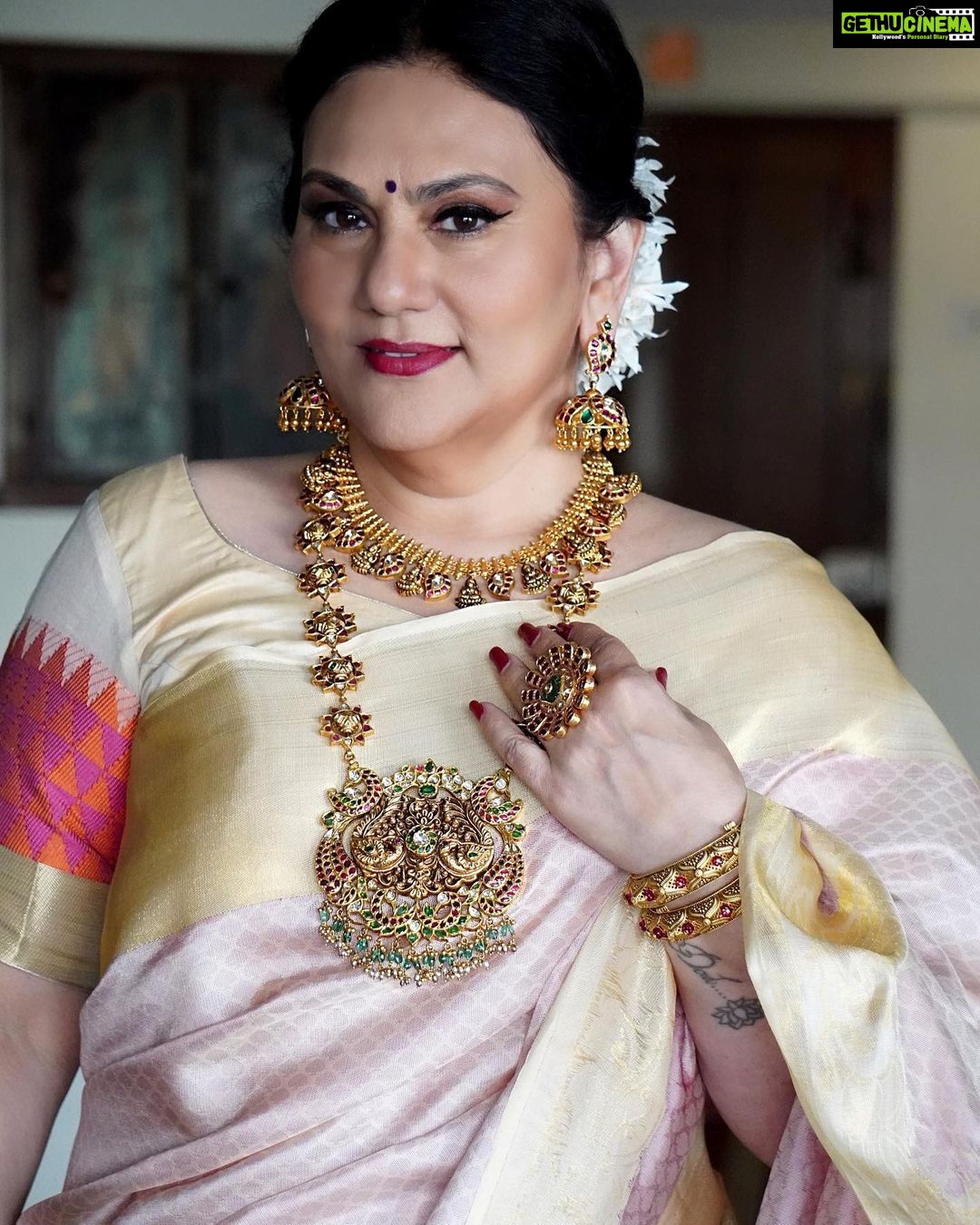 Dipika Chikhlia Instagram - Never miss a occasion to dress up π β¦,, #instagood #photography #photooftheday #instagram #picoftheday #fashion #beautiful #instadaily #mumbai #style #photo #happy #explore #reelitfeelit #reelofinstagram #reels #fashionreel #moodyreel #mumbaiinstagram #instagramreel #instareel #saree #flowers #post #diwali #jewelry #adorn #youtuber