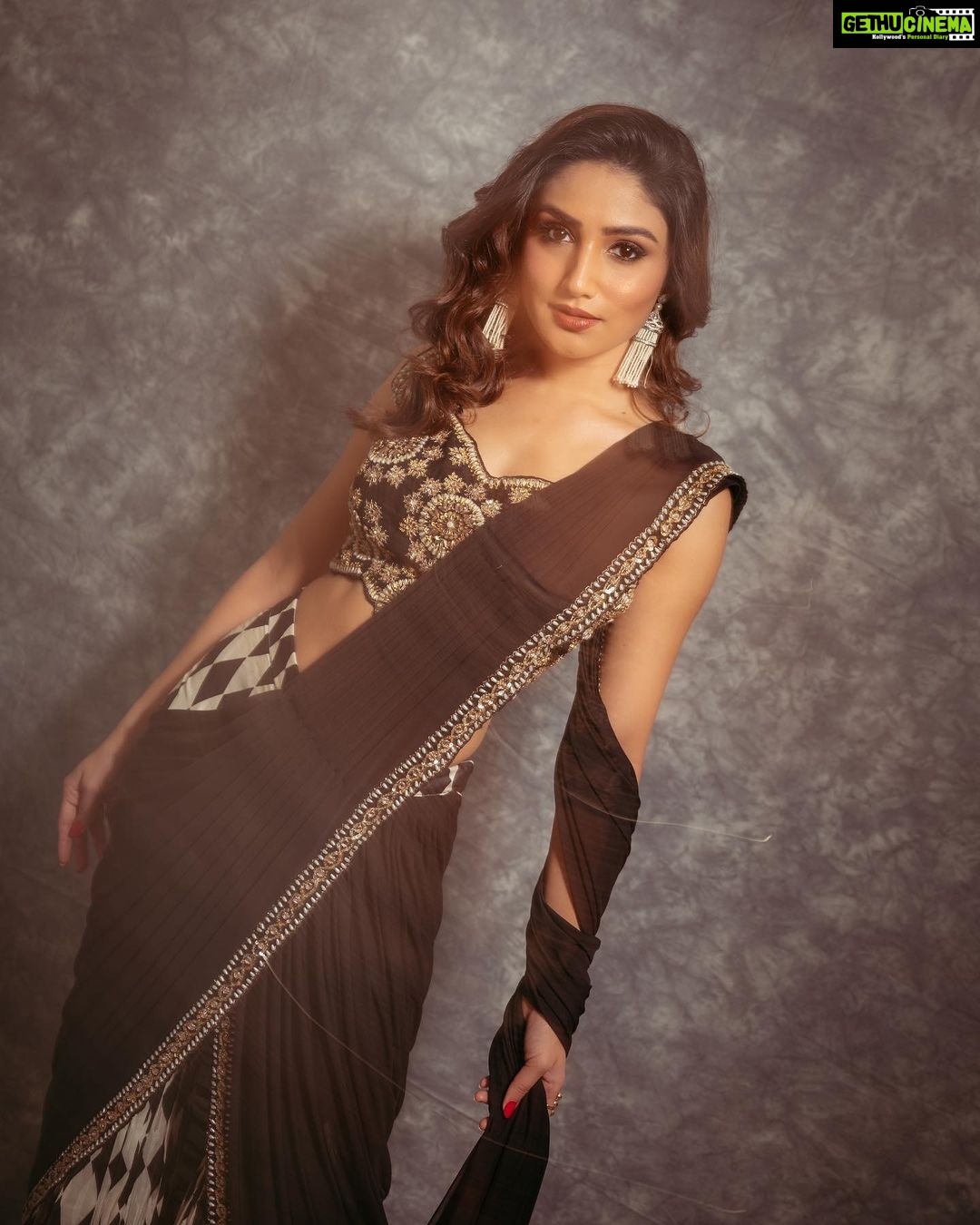 Donal Bisht Instagram - Power is like being a lady... if you have to tell people you are, you aren't. 🖤 . . . . . . . . . . . . . . . . . . . . . . . 📸 @deepak_das_photography Outfit by : @odhniworld Styled by : @publiquedom Jewellery : @maxplus_jewels MUAH : @makeoverbysejalthakkar . . . . . . #hot #explore #morning #goodmorning #donalbisht #view #instagood #instamood #aboutlastnight #goodvibes #happy #happymood #pictureoftheday #best #beautiful #dress #love #instadaily #instagram #instamood #instalike #blessed #actor #actress #actorslife #reel #green #photoshoot #glow #outfit #glam
