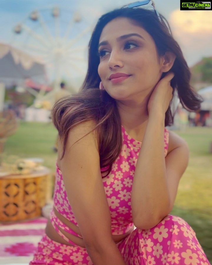 Donal Bisht Instagram - Be in the right company to flourish .. wrong company will always find a way to pull u down!! . . . . . . . . . . . . . . . . . . . . . . . . Accessories: @tiara_gal @akansha.27 . . . . . . . . . . . . . . . . . . . . . . . . . . . . . . #soulfestival #udaipur #lifestyleasia #donalbisht #hot #explore #goodmorning #donalbisht #view #instagood #instamood #goodvibes #happy #happymood #pictureoftheday #best #beautiful #dress #love #instadaily #instagram #instamood #instalike #blessed #actor #actorslife #glow #outfit #glam