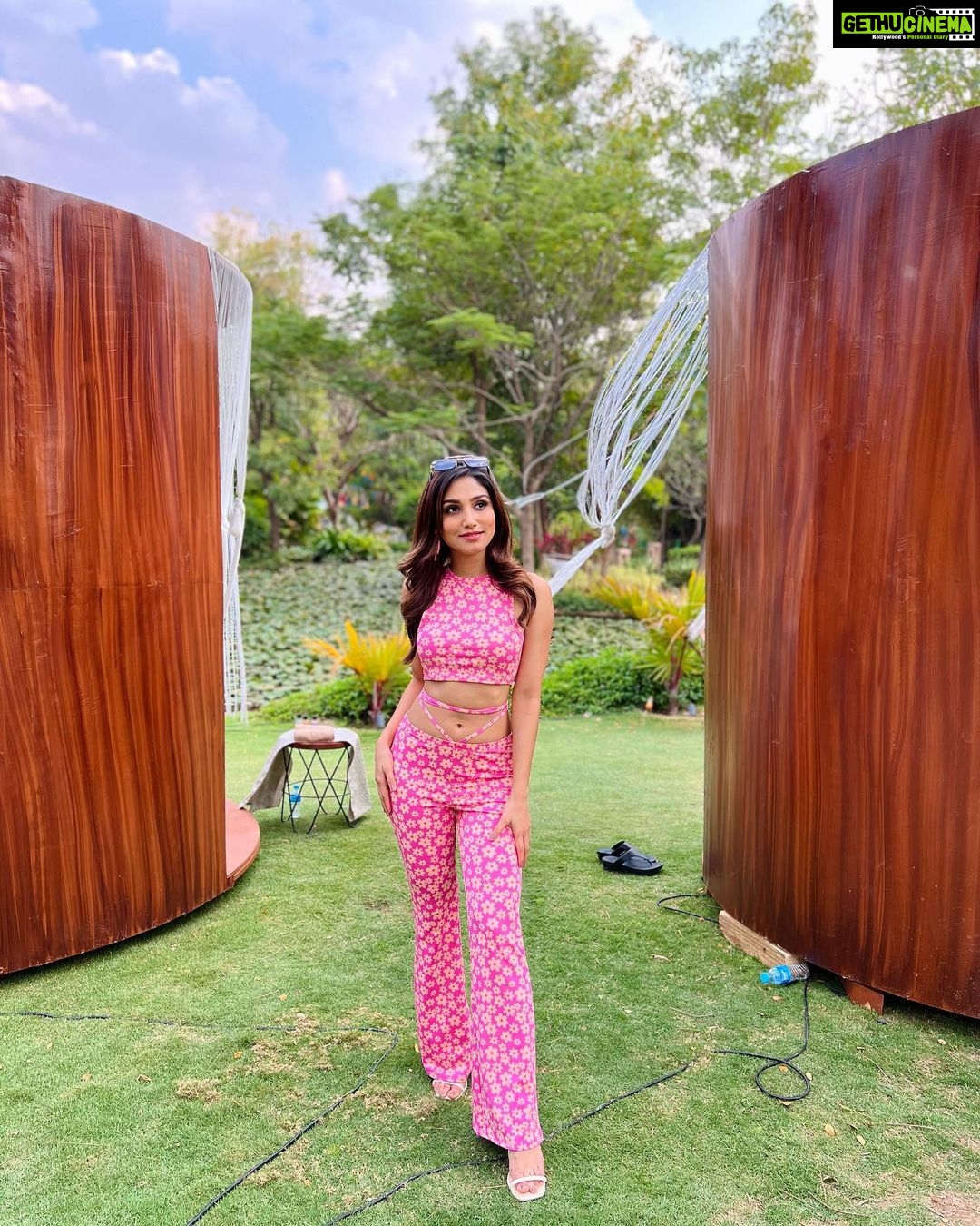 Donal Bisht Instagram - Be in the right company to flourish .. wrong company will always find a way to pull u down!! . . . . . . . . . . . . . . . . . . . . . . . . Accessories: @tiara_gal @akansha.27 . . . . . . . . . . . . . . . . . . . . . . . . . . . . . . #soulfestival #udaipur #lifestyleasia #donalbisht #hot #explore #goodmorning #donalbisht #view #instagood #instamood #goodvibes #happy #happymood #pictureoftheday #best #beautiful #dress #love #instadaily #instagram #instamood #instalike #blessed #actor #actorslife #glow #outfit #glam