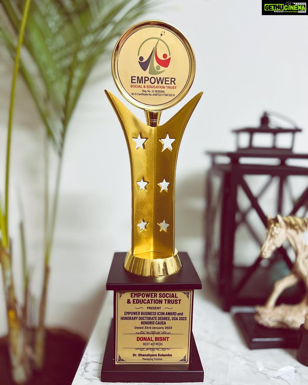 Donal Bisht Instagram - Awards are always lovely to get 🫶 got the “Best Actress for Tu Zakhm Hai” ❤️ Thanku #empowersocialandeducationaward This is for the fans of #TuZakhmHai ❤️🔥 . . . . . Styled by @Rimadidthat Outfit @doorsdesign_ Earrings @GoldenByRee Photographer @ibphotography27 Organized by @MediaTribeIn