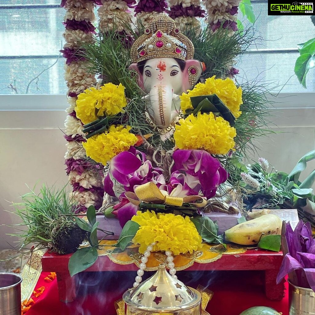 Ekta Kaul Instagram - Ganpati Bappa Maurya! While Shree Ganpati maharaj made things easy. Swipe right to see chotu Ganesha and his naughtiness. Also don’t miss how I held him for our family pictures, and what Sumeet had to go through to keep him entertained ! 🤭🤭😝😝