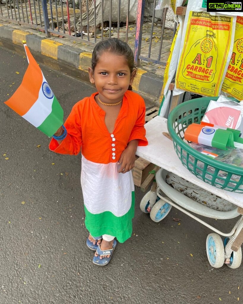 Ekta Kaul Instagram - Happy happy happy Independence Day. #realpatriotism If you guys are going to Lokhandwala from char Bangla. Don’t forget to say hi and buy flags from her..