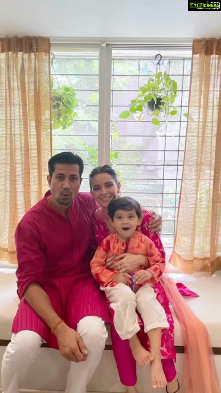 Ekta Kaul Instagram - Wishing everyone a very happy and prosperous Diwali! Carry the light and warmth within you. 💥💥 Love from us! 💕❤️