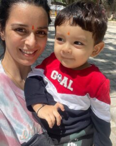 Ekta Kaul Instagram - Our hard work is coming to you in just 4 days! This is our first day on set. Ved was with me throughout the shoot, supporting me in the best of his capacity. He’s my lucky charm and my pillar of strength. God bless you my jigar. Thank you for coming in my life and making me a better human. Thank you for making me believe in myself. #tanaav