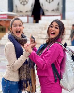 Falaq Naaz Instagram - टूnnu mera bachcha,
Kabhi nahi socha tha ki aese wish karungi tujhe,tu jaanti thi ki Aapi ne plan kiya hai tere liye surprise, I wanted to see you wearing that pretty princess dress, main tujhe taiyar karti tera cake banwati,tera wo surprised face dekhna tha mujhe,tu jaanti hai achhe se टूnnu tu mere liye kya maayne rakhti hai, dil tuta hua hai mera bohot,itni taklif kabhi mehsus nahi hui mujhe jitni tere jaane ke baad se hai,kabhi kabhi samajh nahi ata ki dua kiske liye karen teri rooh ke sukoon ke liye ya hamari (amma,sheezan,aur mere) zindagi ke itne mushkil imtihan ke liye,sleepless nights,unseen tears, tu sab dekh rahi hai I knw tu mere aas paas hi hai I can feel your presence, we miss you everyday टूnnu, you are gonna live forever in our heart, I Hope Teri sukoon waali talaash khatam ho gai ho,
Mera bachcha meri nanhi si jaan Happy Birthday and I love you too ♾️❤️🧚‍♀️