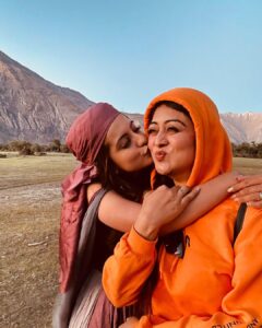 Falaq Naaz Instagram - टूnnu mera bachcha,
Kabhi nahi socha tha ki aese wish karungi tujhe,tu jaanti thi ki Aapi ne plan kiya hai tere liye surprise, I wanted to see you wearing that pretty princess dress, main tujhe taiyar karti tera cake banwati,tera wo surprised face dekhna tha mujhe,tu jaanti hai achhe se टूnnu tu mere liye kya maayne rakhti hai, dil tuta hua hai mera bohot,itni taklif kabhi mehsus nahi hui mujhe jitni tere jaane ke baad se hai,kabhi kabhi samajh nahi ata ki dua kiske liye karen teri rooh ke sukoon ke liye ya hamari (amma,sheezan,aur mere) zindagi ke itne mushkil imtihan ke liye,sleepless nights,unseen tears, tu sab dekh rahi hai I knw tu mere aas paas hi hai I can feel your presence, we miss you everyday टूnnu, you are gonna live forever in our heart, I Hope Teri sukoon waali talaash khatam ho gai ho,
Mera bachcha meri nanhi si jaan Happy Birthday and I love you too ♾️❤️🧚‍♀️