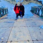 Falaq Naaz Instagram – TU JO HAI SAATH MERE ..
TO DAGAR  LAGE KE JAISE KHUBSURAT GHER ❤️🧿
#momlife #daughterlove #travelreels #happiness #kashmirdairies #lovedaughter #kehekshan18 #falaqnaaz #viralvideos #exlore #snow #slowmo #enjoylife #alhamdulillah ❤️ Sonmarg Kashmir