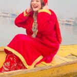 Falaq Naaz Instagram - What a fun indeed ❤️❤️ Kashmir i am in love with you for sure❤️ . . . Voiceover by meri maa @kehekshan18 . . . #kashmir #dallake #tareefkarukyauski #kashmirilook #shikararide #trip #falaqnaaz #birthdaycelebration #destination #fun #bollywoodvibes #shammikapoor #trendingreels #oldsongs #fun #explorepage #travelgram #travelblogger #viral #reels #winter #season #december Dal Lake, Srinagar