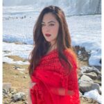 Falaq Naaz Instagram - Dreamy 🥰🥰❤️❤️ . . . #post #instagram #falaqnaaz #redsaree #lookoftheday #kashmir #gulmarg #snow #december #destination Gulmarg, Kashmir