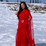 Falaq Naaz Instagram – The Red saree shoot in snow and srk song ❤️❄️
.
.
.
#dreamy #gulmarg #snow #trendingreels #srk #ddlj #bollywoodvibes #yrf #foryou #falaqnaaz #explorepage #kashmir #december #snowfall #season #photoshoot #traveler #travelgram #instagood #outfits #redsaree #winter #boots #viral #reels #love