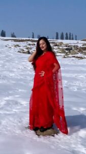 Falaq Naaz Instagram - The Red saree shoot in snow and srk song ❤️❄️
.
.
.
#dreamy #gulmarg #snow #trendingreels #srk #ddlj #bollywoodvibes #yrf #foryou #falaqnaaz #explorepage #kashmir #december #snowfall #season #photoshoot #traveler #travelgram #instagood #outfits #redsaree #winter #boots #viral #reels #love