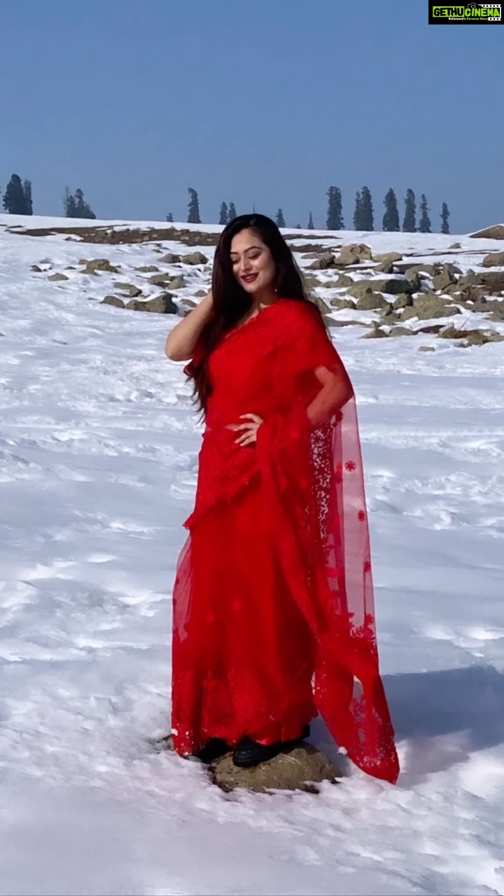 Falaq Naaz Instagram - The Red saree shoot in snow and srk song ❤️❄️ . . . #dreamy #gulmarg #snow #trendingreels #srk #ddlj #bollywoodvibes #yrf #foryou #falaqnaaz #explorepage #kashmir #december #snowfall #season #photoshoot #traveler #travelgram #instagood #outfits #redsaree #winter #boots #viral #reels #love