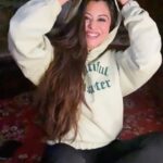 Falaq Naaz Instagram - Bairiyan shaama ne✨✨✨✨ . . . Hoodie by-: @godevils Brand pr-: @ishreen_vadi . . . #trendingreels #foryou #falaqnaaz #moonrise #newsong #punjabi #hoodie #explorepage #kashmir #december #winter #season #love #girl #viral #reels #reelitfeelit #winternight #houseboat #decemberborn #branding #pr #collaborationindia #collaboration #slomo Dal Lake, Srinagar